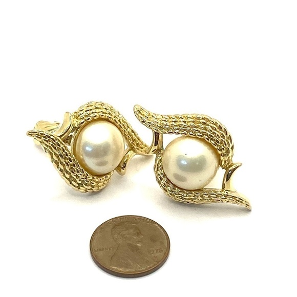 Trifari TM Clip Ons Earrings Faux Pearls 80s 90s - Picture 10 of 11